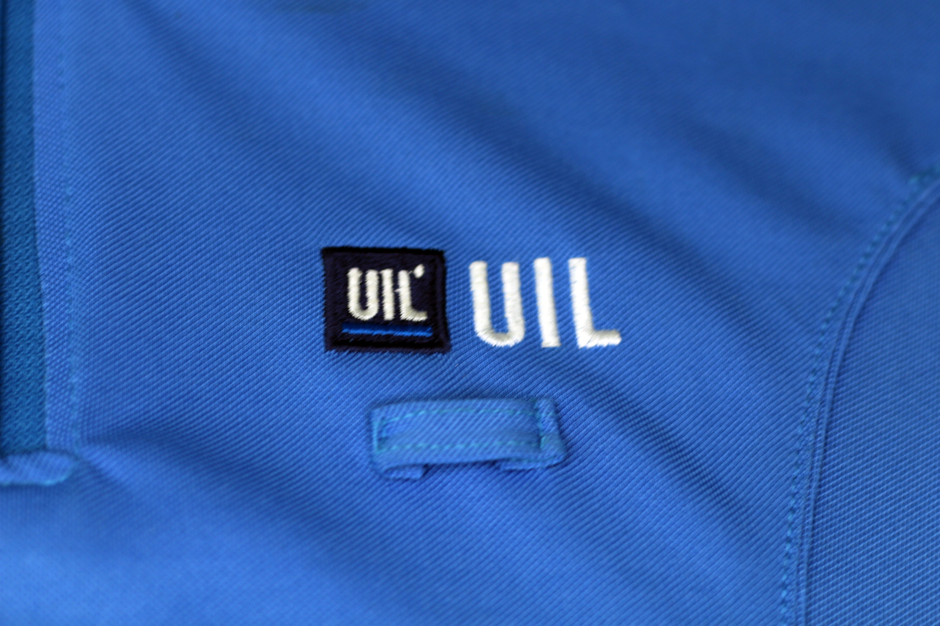 Mẫu thêu logo áo đồng phục công ty UIL